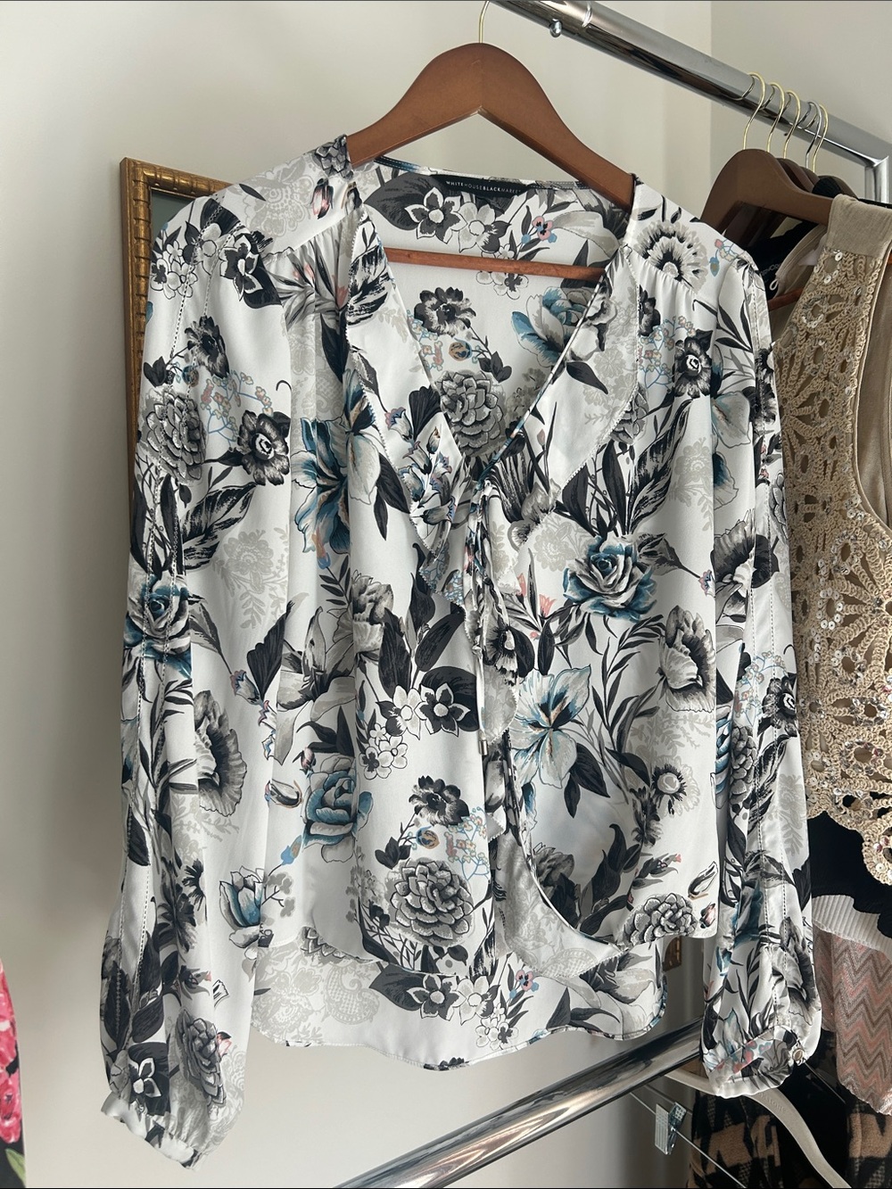 White House black market size 8 Floral polyester Top - Black teal White